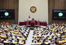 "우리도 노동절 쉰다" 공무원·택배기사 환호...공휴일 지정법 국회 통과