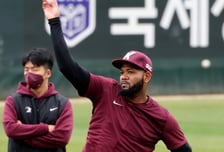 [포토]'캐치볼로 몸푸는' 알칸타라