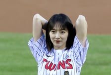 [포토] 표예진 시구. 승무원의 카리스마