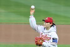 [포토]'키움-랜더스전' 시구하는 하트세이버 송진아 씨