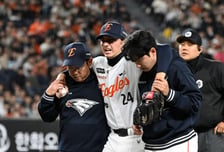 '한화 날벼락' 화이트 첫 등판서 수비 도중 부상... 부축 받으며 강판 [대전 현장]
