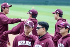 [포토]'다정한 형처럼' 안우진