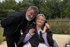 '독설가' 맨유 전설, 모친상에 하염없는 눈물 "아직 보낼 준비가..." 로이 킨도 어머니 관 앞에 무너졌다