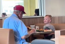 "앞에 앉아도 돼요?"...홀로 식사하는 노인에 천사가 찾아왔다[오따뉴]