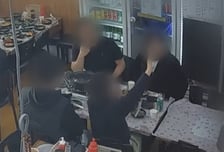 [영상] 손에 쥔 휴지 '툭'...환불받은 손님 자작극? "짜증나" 리뷰도 남겼다