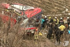 아침 통근버스 사고 후 5m 아래 논으로 추락…10여명 부상