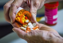 병 고치려 꾸준히 먹었던 약, 그게 뼈에는 '독'…골절 위험 최대 65% '쑥'