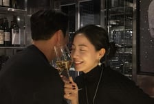 '사업가와 결혼' 류화영, 예비 신랑 투샷 공개 "서로의 전부"