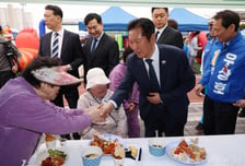 [현장+]정청래, 철원서 "효도하겠다"…지역민들 "최고의 선물"