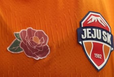 '제주 4·3 아픔 함께 나눈다' 제주SK, 희생자 추념 '동백꽃 패치' 유니폼 착용