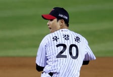 '152㎞→153㎞→154㎞→153㎞' 롯데산 복덩이, LG 3연패 끊은 1이닝 퍼펙트... 사령탑도 웃었다 "데뷔 첫 홀드 축하해"