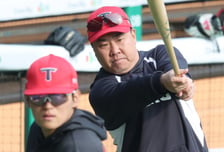 [포토] 김도영 뒤에서 꽃감독 풀스윙