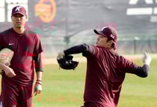 [포토]외야에서 '하영민이 지켜보는 가운데' 피칭하는 안우진