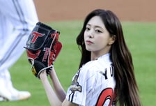 있지 유나, 솔로 탈출 기념 시구 [★포토]