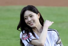 [포토] 승리요정 유나 '가운데 꽂은 거 있지'