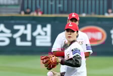 [포토]4남매 둔 '다둥이 맘의 시크한 시구'