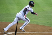 [포토] 오지환 '병살은 아니된다'