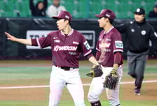 [포토] '괜찮아요!' 타구맞은 배동현