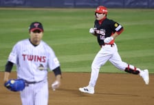 [포토] 오선우, 송승기 상대로 우월 솔로포