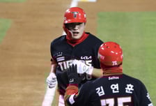 [포토] 오선우 '코치님 자주 봐요'