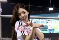 [포토] 있지 유나, 응원단상에서 꽈리 허리