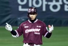 [포토] '5회초 2루타 출루' 이주형