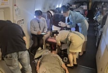 "의사선생님, 빨리요" 비행기에서 쓰러진 여성...닥터콜에 7명 '벌떡'