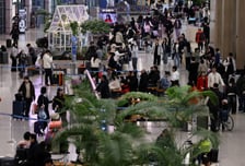 황금연휴 기대감에 "5월 4일 안 쉽니다"…"작년 보니 해외만 가더라"