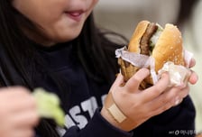 런치플레이션에 버거업계 '함박웃음'…롯데GRS는 '1조 클럽' 재입성