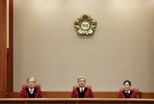 윤석열 전 대통령 파면 1년, 헌재는 커지고 검찰은 쪼개졌다