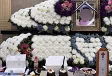 "인생 갈아 키운 딸" 빈소에 장난감·과자…'액셀 착각' 비극에 부모 통곡