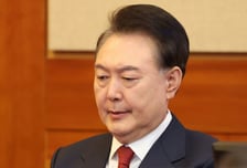 '탄핵 1년' 윤석열 전 대통령, 다시 구속돼 특검 수사…재판만 8개