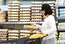 가격 경쟁에 나프타 변수 겹쳤다…유통업계 수익성 '이중 부담'