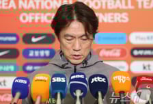 '월드컵 단 두 달 전 2연패' 홍명보 감독 귀국 "결과는 죄송... 지금껏 실험 바탕으로 최종 엔트리 짤 것"