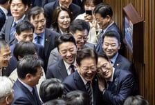 [현장+]"저도 한장" 국회 찾은 대통령 앞에 지선 출마자들 셀카 행렬