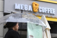 메가커피 가맹점주 323명 "차액가맹금 돌려달라"…본사 상대 집단소송