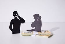 몸 떨며 체크인 한 70대 여성...CCTV '이 모습'에 달려나간 숙박업주