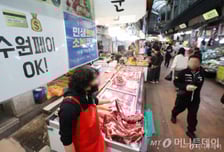 "손님 없어" 빈 가게 지키던 사장님 웃을까...'4.8조 지원금 특수' 기대