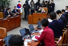 與 "선택 아닌 필수" vs 野 "선거용 매표행위"…재경위 '추경 격돌'