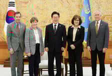 李대통령, 미 상원의원 접견…"전작권 환수로 자체적으로 동북아 평화 지켜내겠다는 생각"