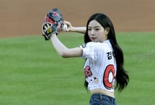 [포토] 김채연 '심쿵 스나이퍼'
