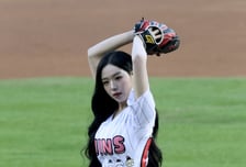 [포토] 김채연 시구, 판타스틱 데님 요정