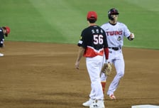 [포토] 천성호 동점타에 김선빈 무릎 왜?