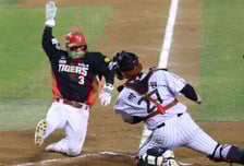 [포토] 김선빈 vs 박동원 '창과 방패 승자는?'