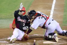 [포토] 김선빈 '박동원에 당했다'