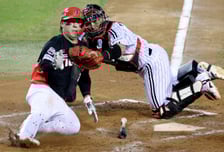 [포토] 김선빈 '머리 맞대고 뭐하자고?'