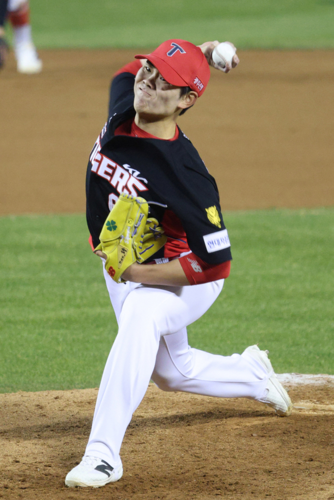 [포토] 성영탁 '옴팡진 투구'