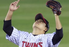 [포토] 장현식 '투구 전에 치르는 의식'