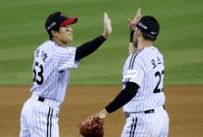 [포토] 천성호-오스틴 '격하게 하이파이브'