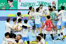 [한번에쓱]짜릿한 역전으로  '챔프결정전 1차전 차지한 대한항공'